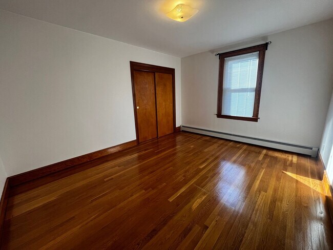 Building Photo - Inviting 2-Bedroom 2nd Floor Apartment in ...