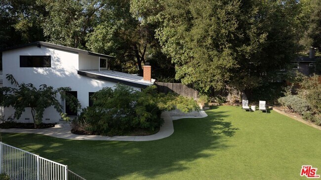 Building Photo - 1380 Old Topanga Canyon Rd