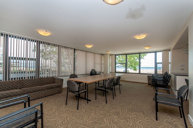 Building Photo - 5801 N Sheridan Rd