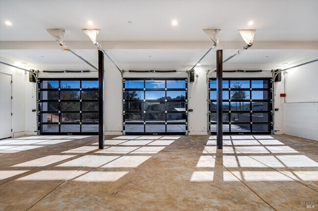 Building Photo - 1580 Clear Ridge Dr