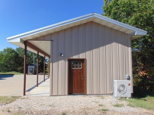 Building Photo - Majestic 3 Bed Mid MO Ranch!