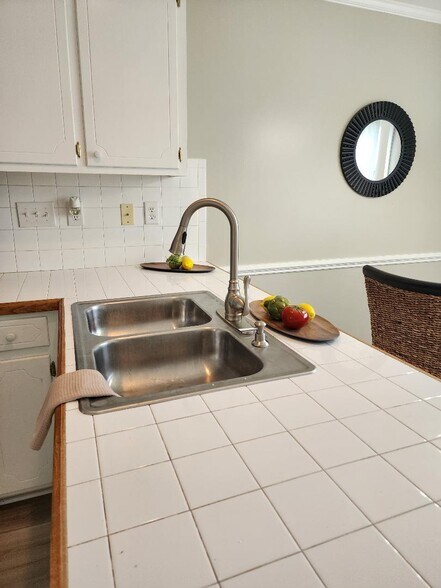Building Photo - 2375 Vineyard Dr