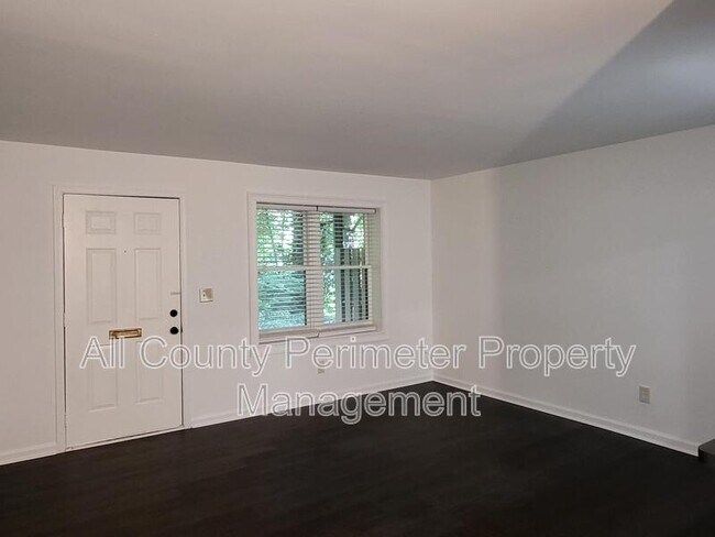 Building Photo - 3083 Colonial Way