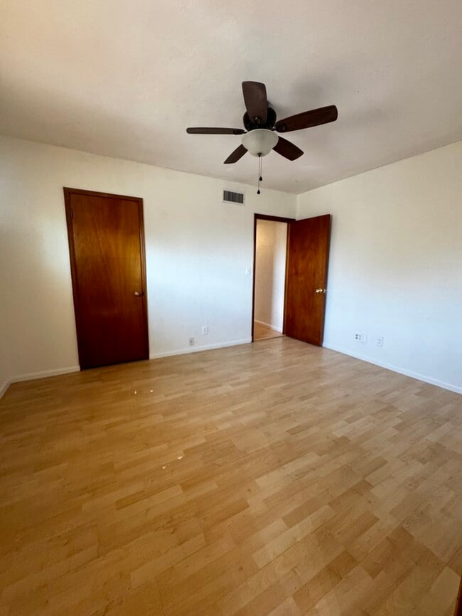 Building Photo - FOR RENT