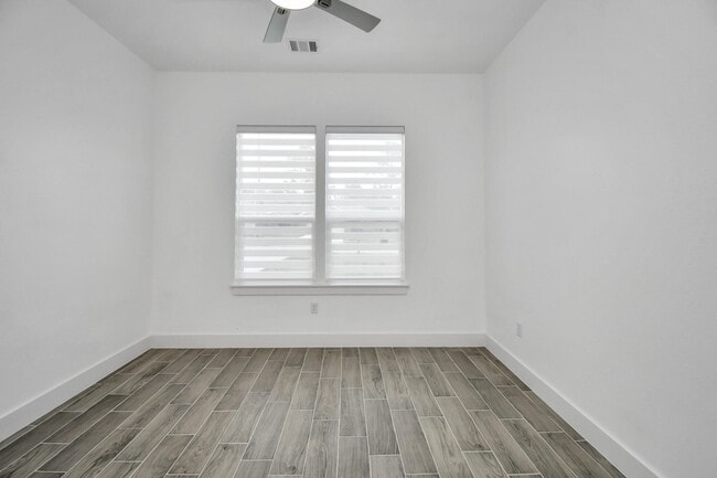 Building Photo - 517 Lovers Ln