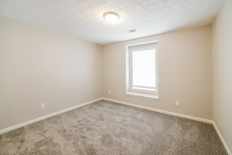 Building Photo - 2240 Valley Creek Dr