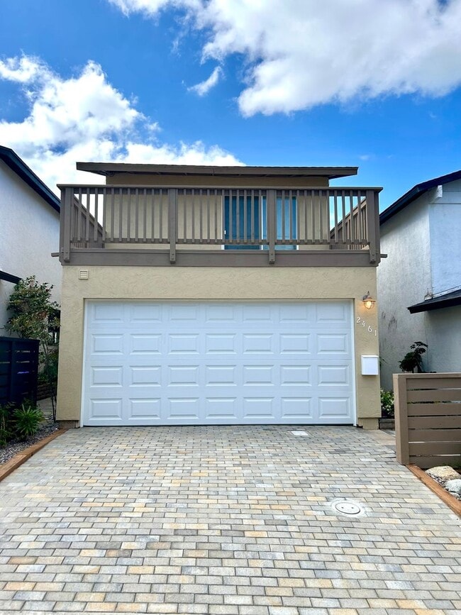 Building Photo - Stunning 3 Bed/3.5 Bath with Panoramic Views!