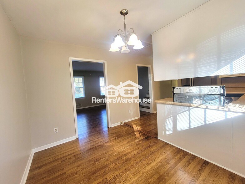 Building Photo - 336 Woodstock Dr SW