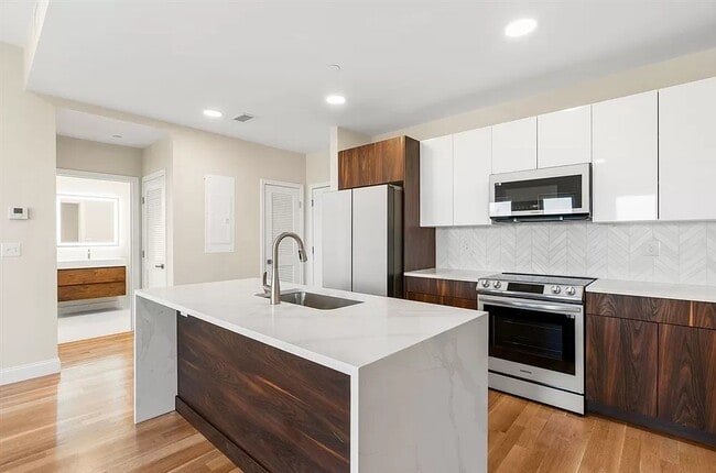 Building Photo - Compact, Modern & Convenient 1BR