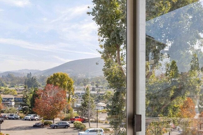 Building Photo - 1560 Circa Del Lago