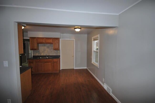 Building Photo - 328 W Kalama Ave