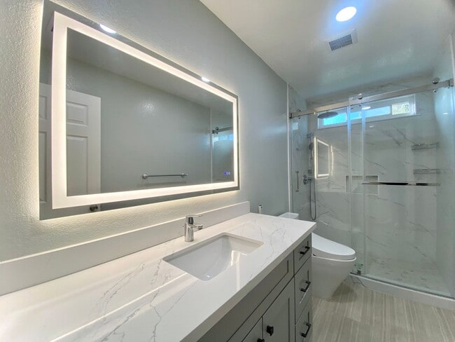 Building Photo - Gorgeous 4-bedroom Home Located in Cameron Hills Neighborhood of Fremont!