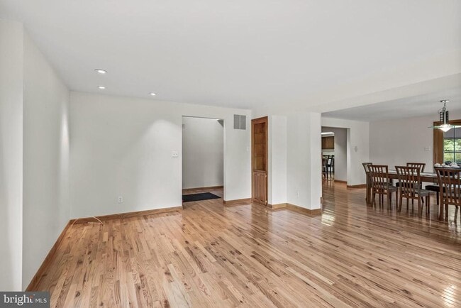 Building Photo - 405 Holly Glen Dr
