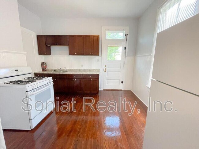 Building Photo - 2435 Lapeyrouse Street