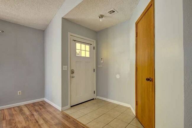 Building Photo - Great little modern and super clean home i...