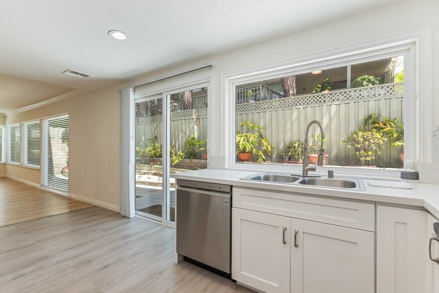 Building Photo - 10227 Autumn Leaf Cir