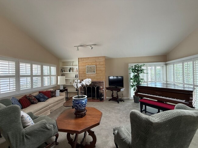 Building Photo - Fully Furnished 4-Bedroom Home in Bay Park...
