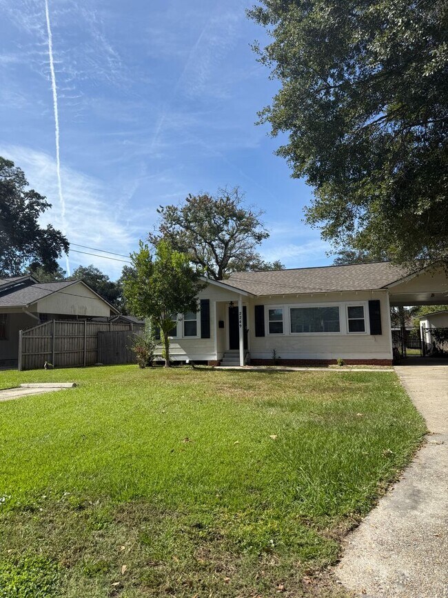Building Photo - Updated Cottage Home in the Southdowns are...