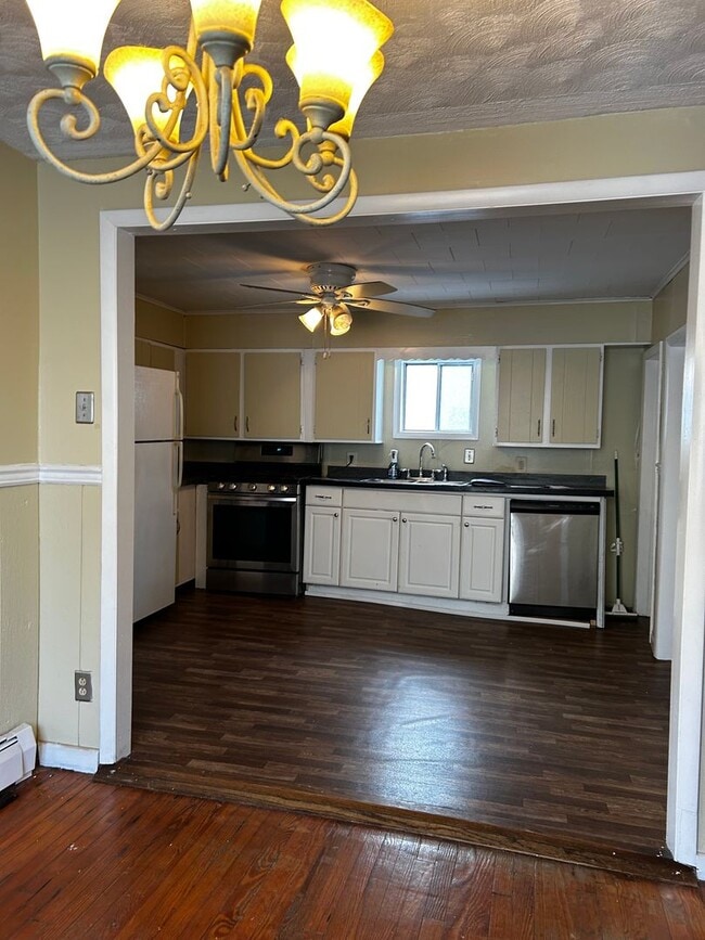 Building Photo - Welcome To This Charming 3-Bedroom, 1-Bathroom Home Located in the Heart of Carbondale, PA.