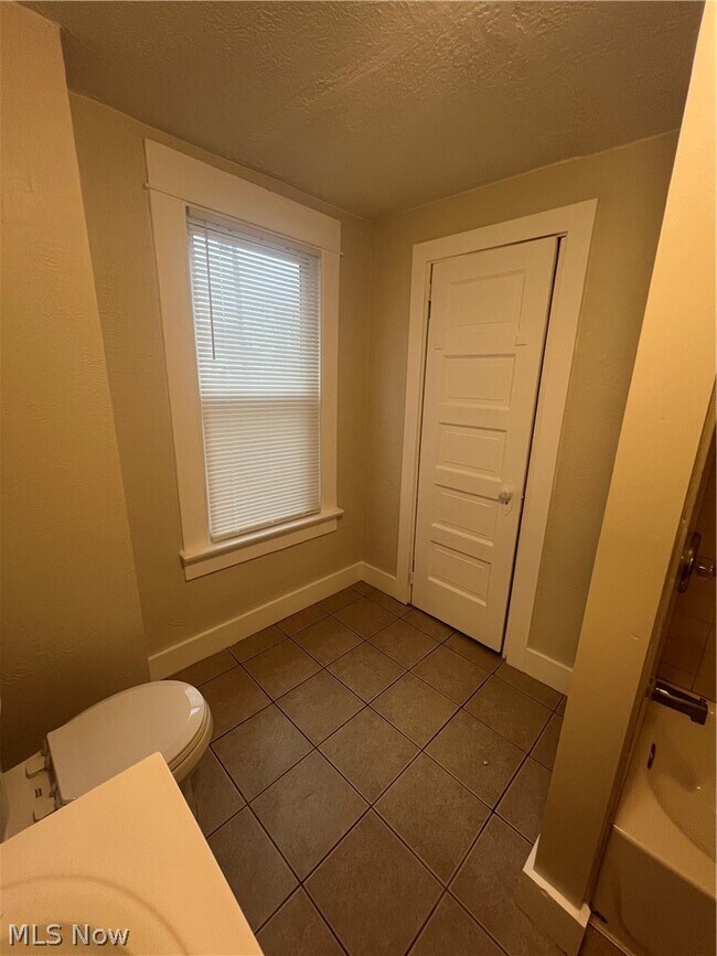 Building Photo - 716 Grace Ave