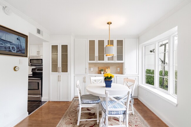 Building Photo - 8944 Chatsworth Dr