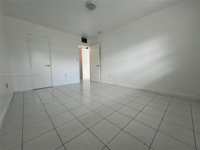 Building Photo - 325 Ocean Dr