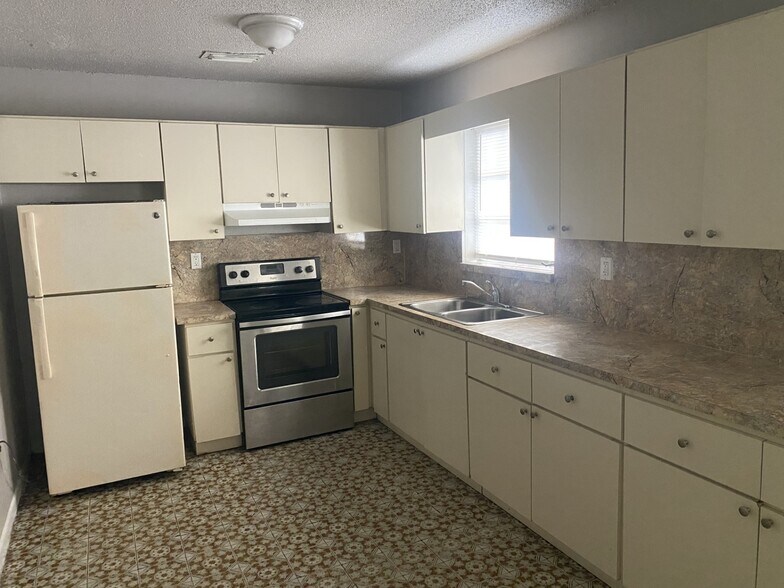 Building Photo - 2416 NW 22nd Ct