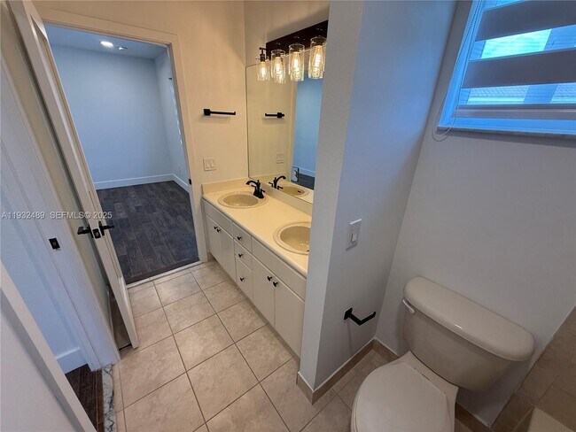 Building Photo - 107 SE 22nd Terrace