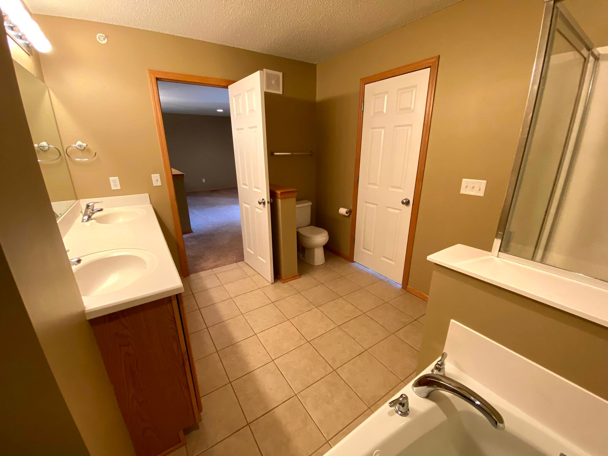 Upstairs Shared Bath - 12210 Urbank Street Northeast