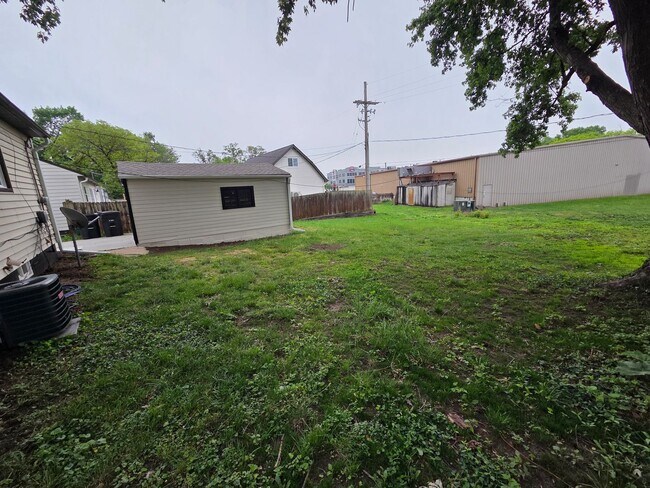 Building Photo - 3 bed, 2 bath, 1 car detached garage!