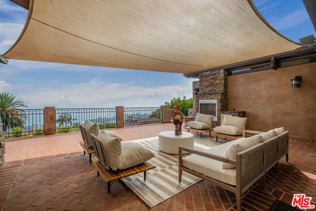 Building Photo - 620 Resolano Dr