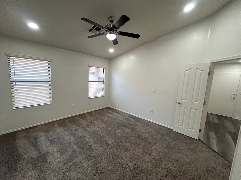 Building Photo - 1121 E Monona Dr