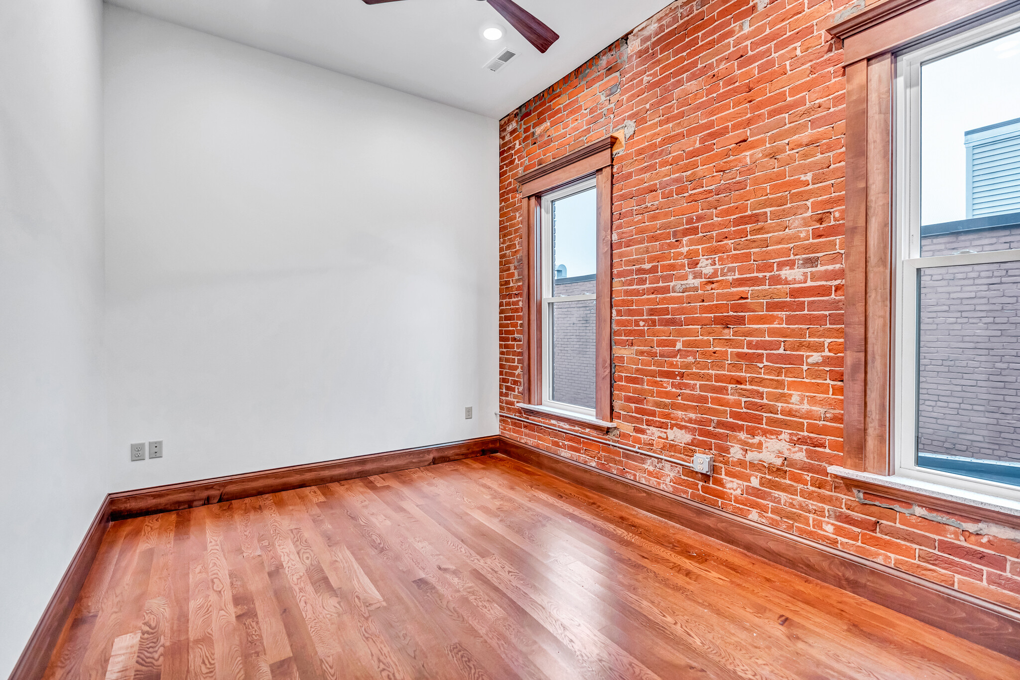 Building Photo - 316 4th St S
