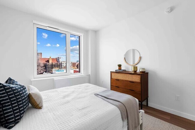 Building Photo - 160-14 Hillside Avenue