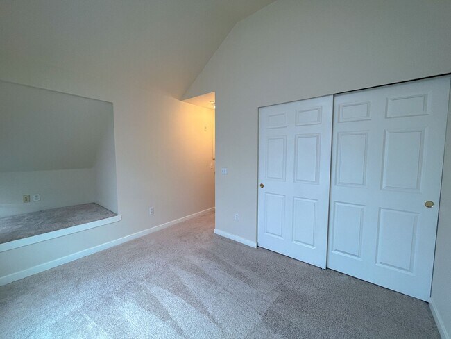 Building Photo - Huge, Updated 2 bed 2.5 bath Issaquah High...
