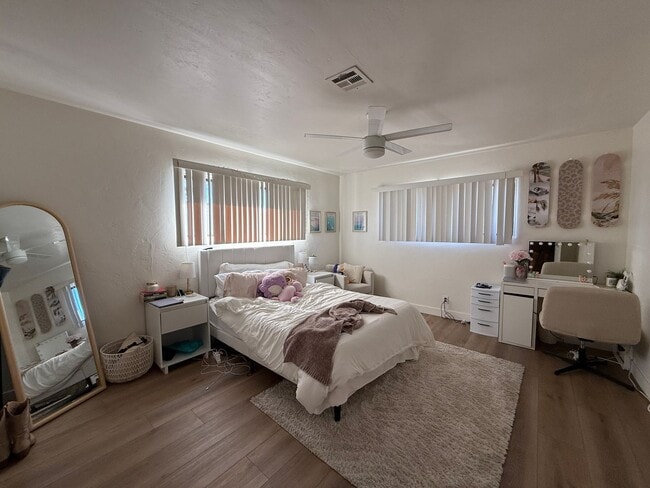 Building Photo - 5 Bedroom 3 Bath Home with a Great Yard!