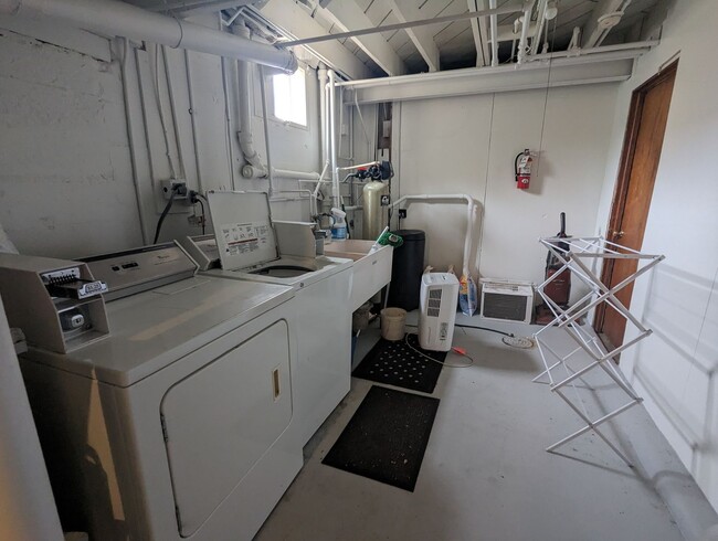 Building Photo - Cozy Studio Apartment in the Heart of Shorewood Hills