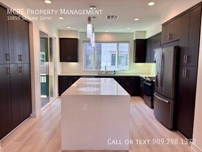 Building Photo - 10859 Skyline Dr