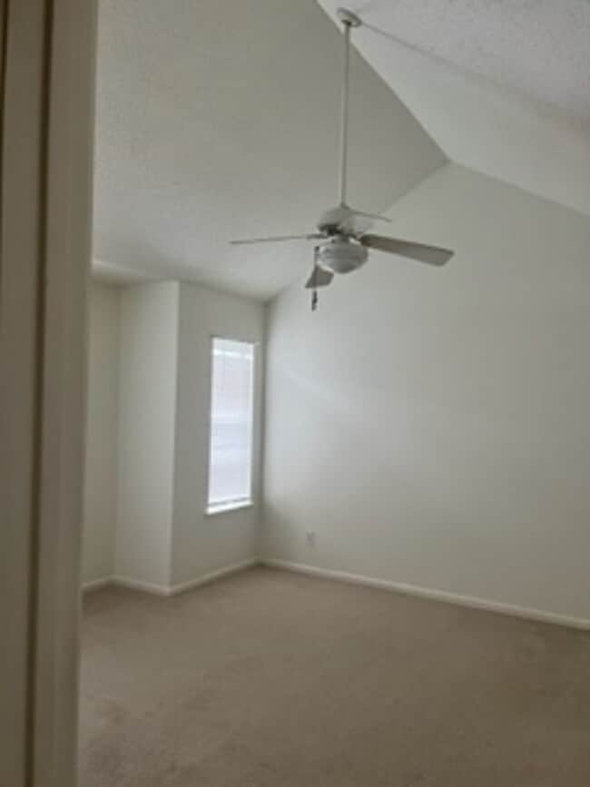 Building Photo - 2 Br 2 Bath