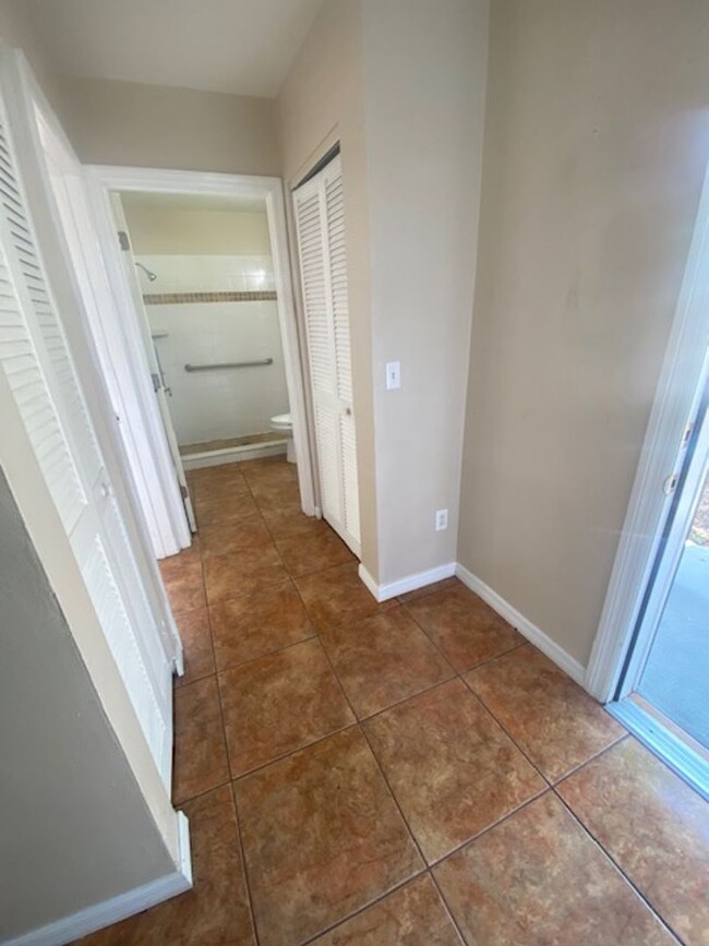 Building Photo - 2 Bed 1 Bath Home Pet Friendly With Washer...