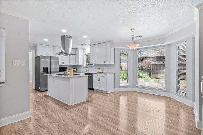 Building Photo - 911 Montview Dr