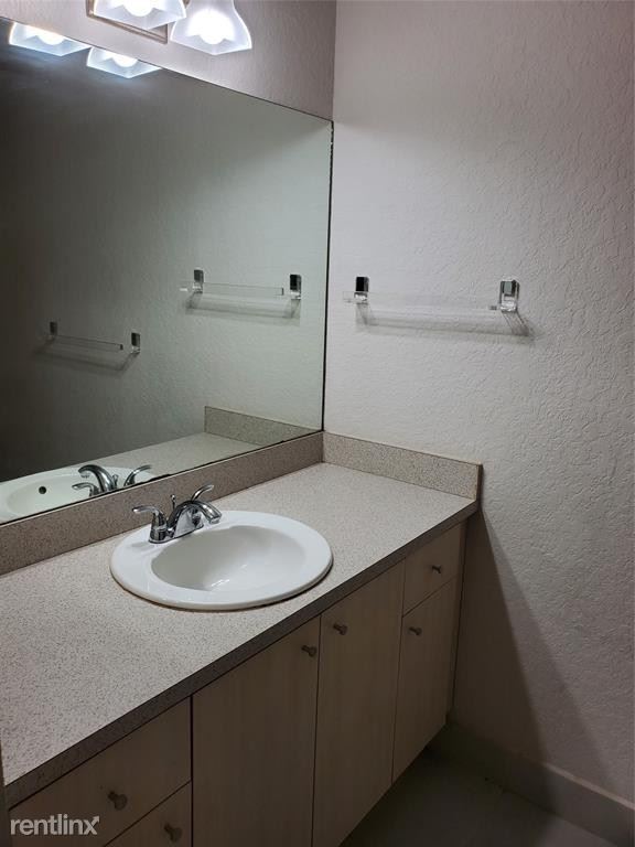 Building Photo - 3 br, 2 bath House - 2941 Riverside Dr Apt...