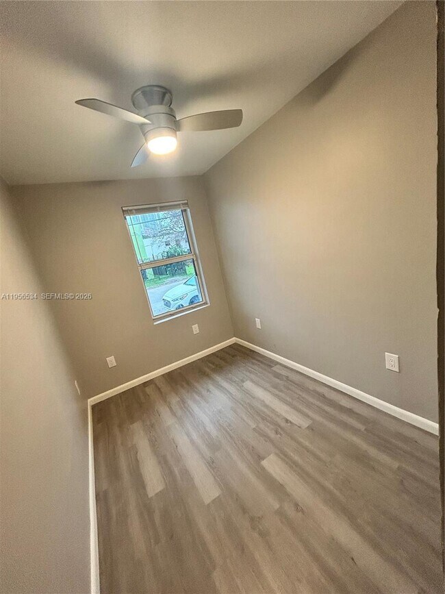 Building Photo - 1740 NW 1st Pl