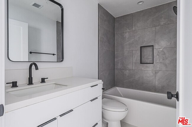 Building Photo - 11812 1/2 Gilmore St