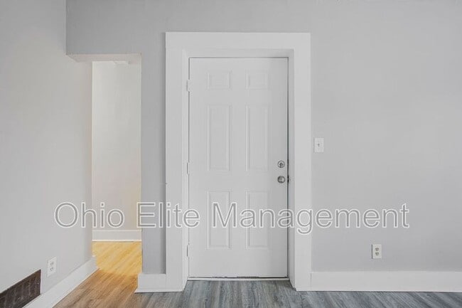 Building Photo - 987 Lilley Ave