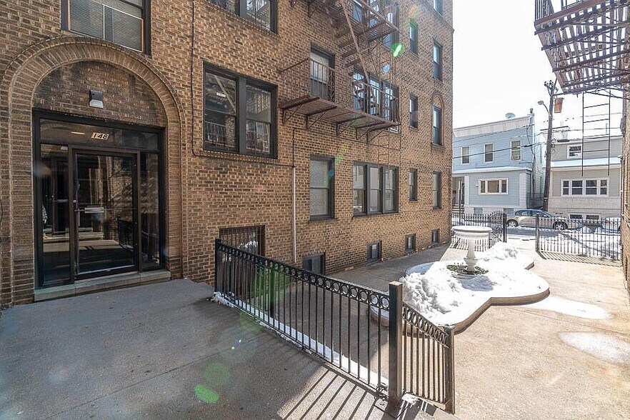 Building Photo - 148 37th St