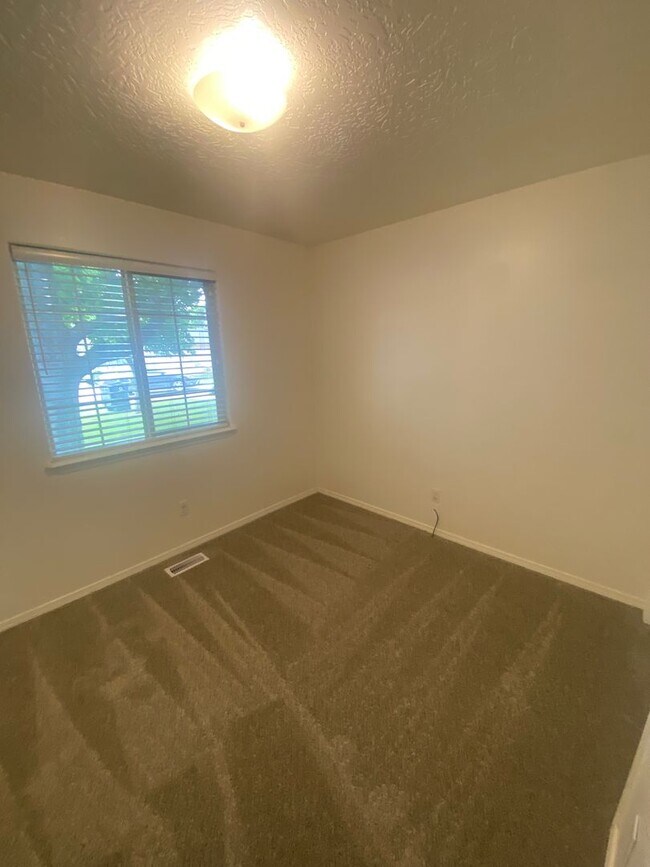 Building Photo - 3 Bed, 2 Bath,  Single Story, CUL-D-SAC Ho...