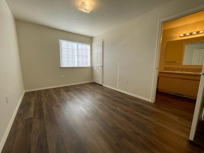 Building Photo - Centrally Located 2 Bedroom 2 Bathroom