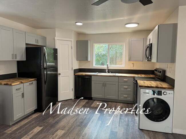 Building Photo - 20 Fairhill Dr