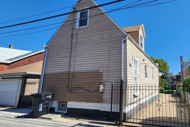 Building Photo - 4538 S Sawyer Ave